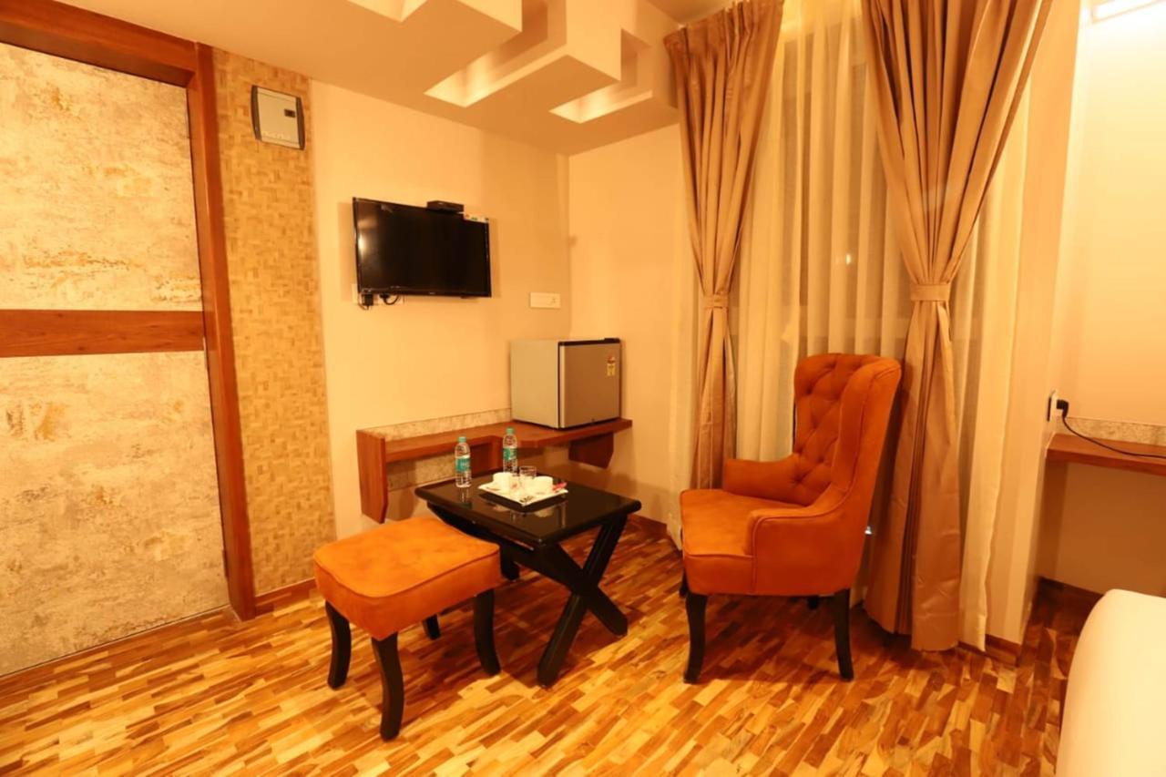Hotel Prabha Palace أحمدناغار المظهر الخارجي الصورة