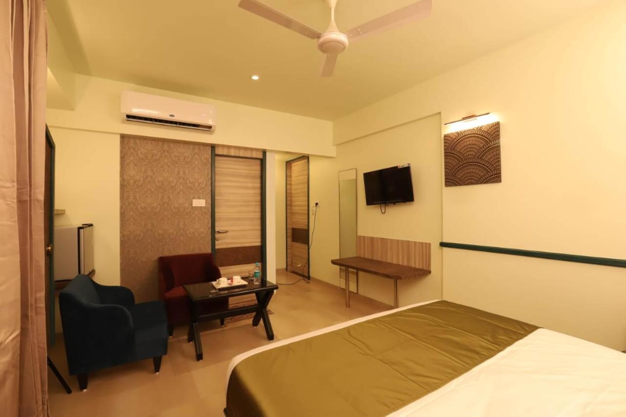 Hotel Prabha Palace أحمدناغار المظهر الخارجي الصورة