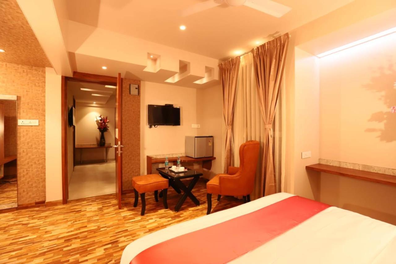Hotel Prabha Palace أحمدناغار المظهر الخارجي الصورة